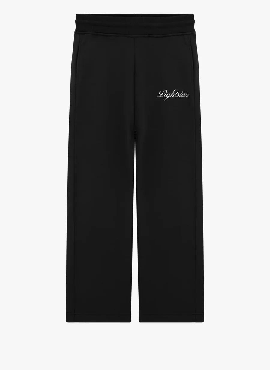 Een zwarte joggingbroek met wijde pijpen en dezelfde naam in schuinschrift op de zijkant.