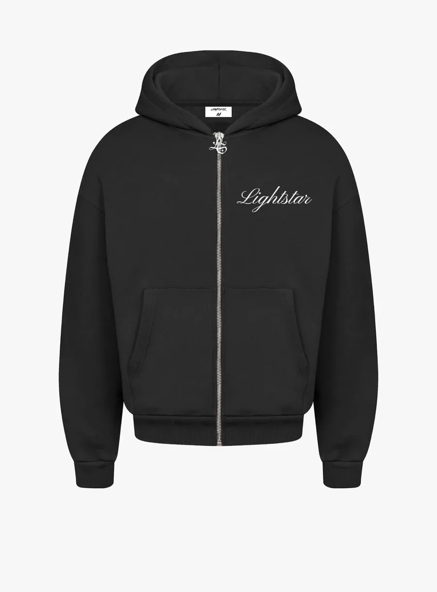 Een zwart vest met capuchon en rits, met een naam in schuinschrift op de borst.